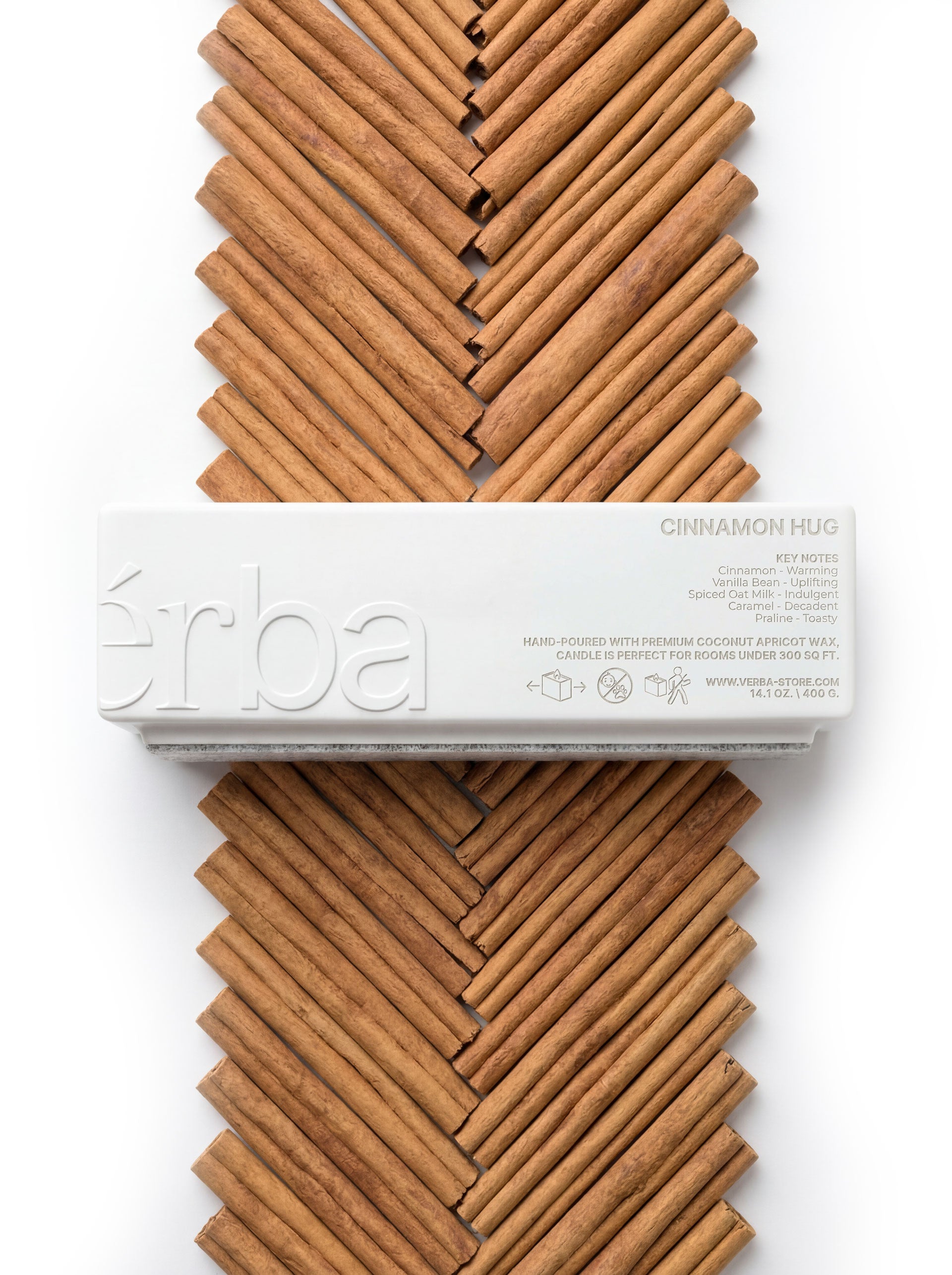 Verba Cinnamon Hug large niche scented candle with wooden wick — product photography