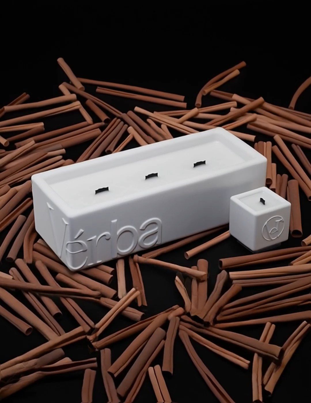 Large luxury cinnamon vanilla candle with wooden wick – Verba Canada