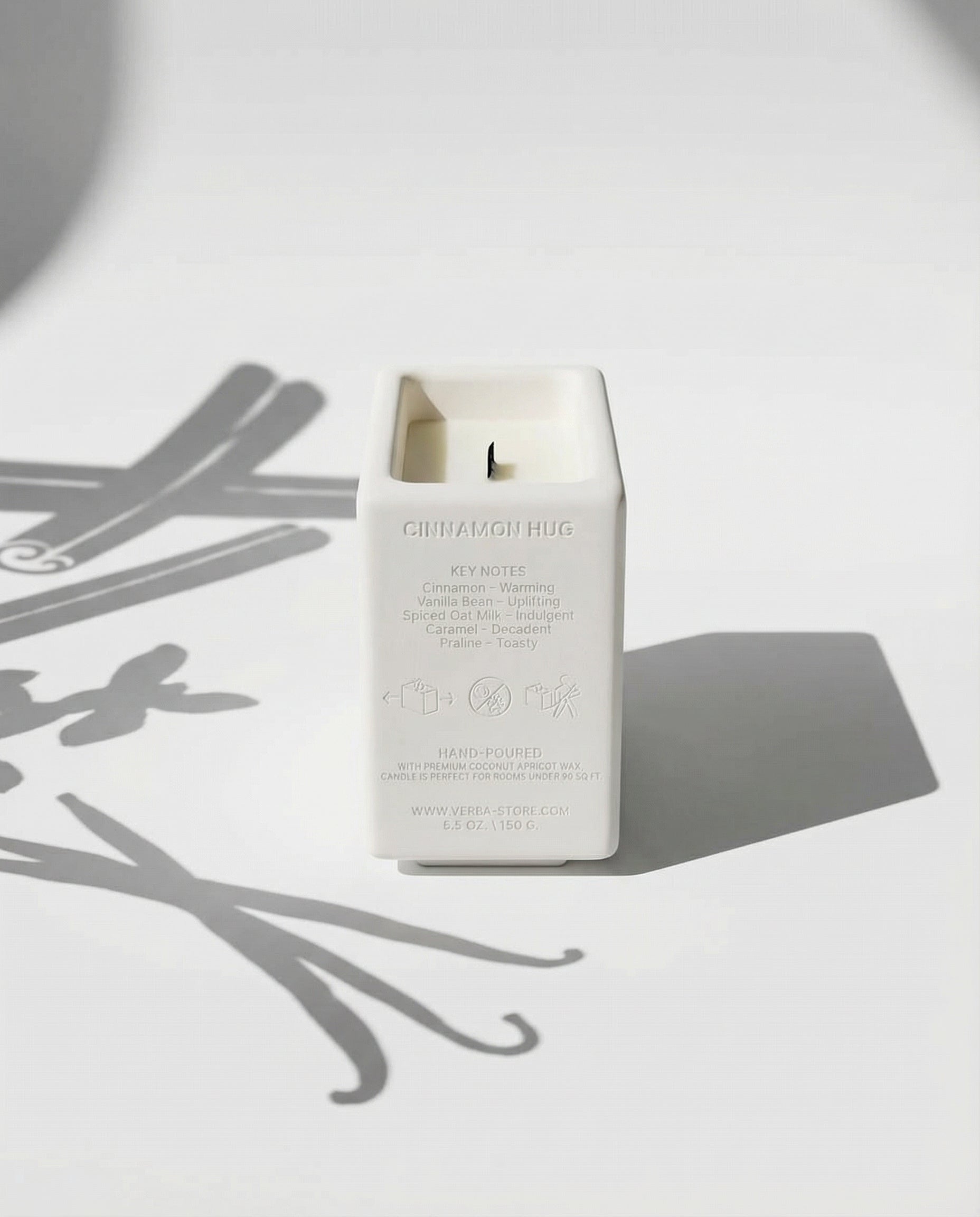 Niche cinnamon-vanilla candle with wooden wick on white background with key notes shadows – Verba Home Fragance