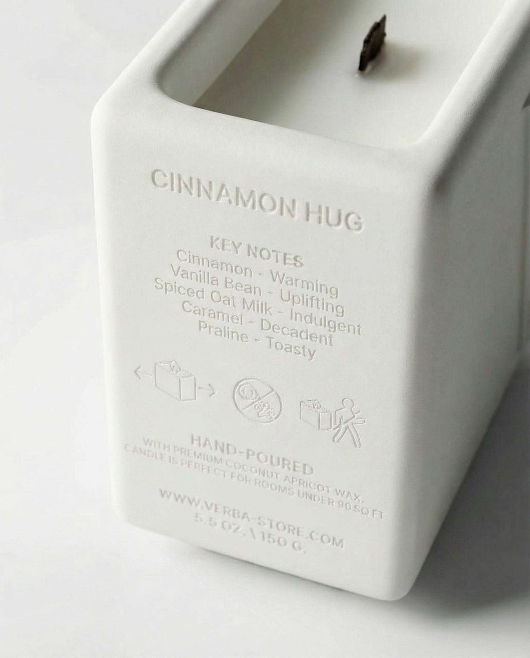 Close up to engraving and black wooden wick in Niche cinnamon hug candle with coconut apricot wax – Verba Canada