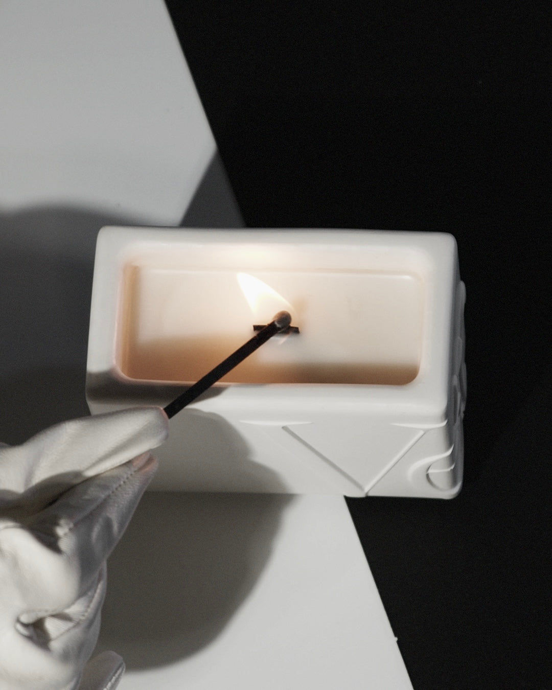 Hand-poured white leather candle in gift box – Verba Canada