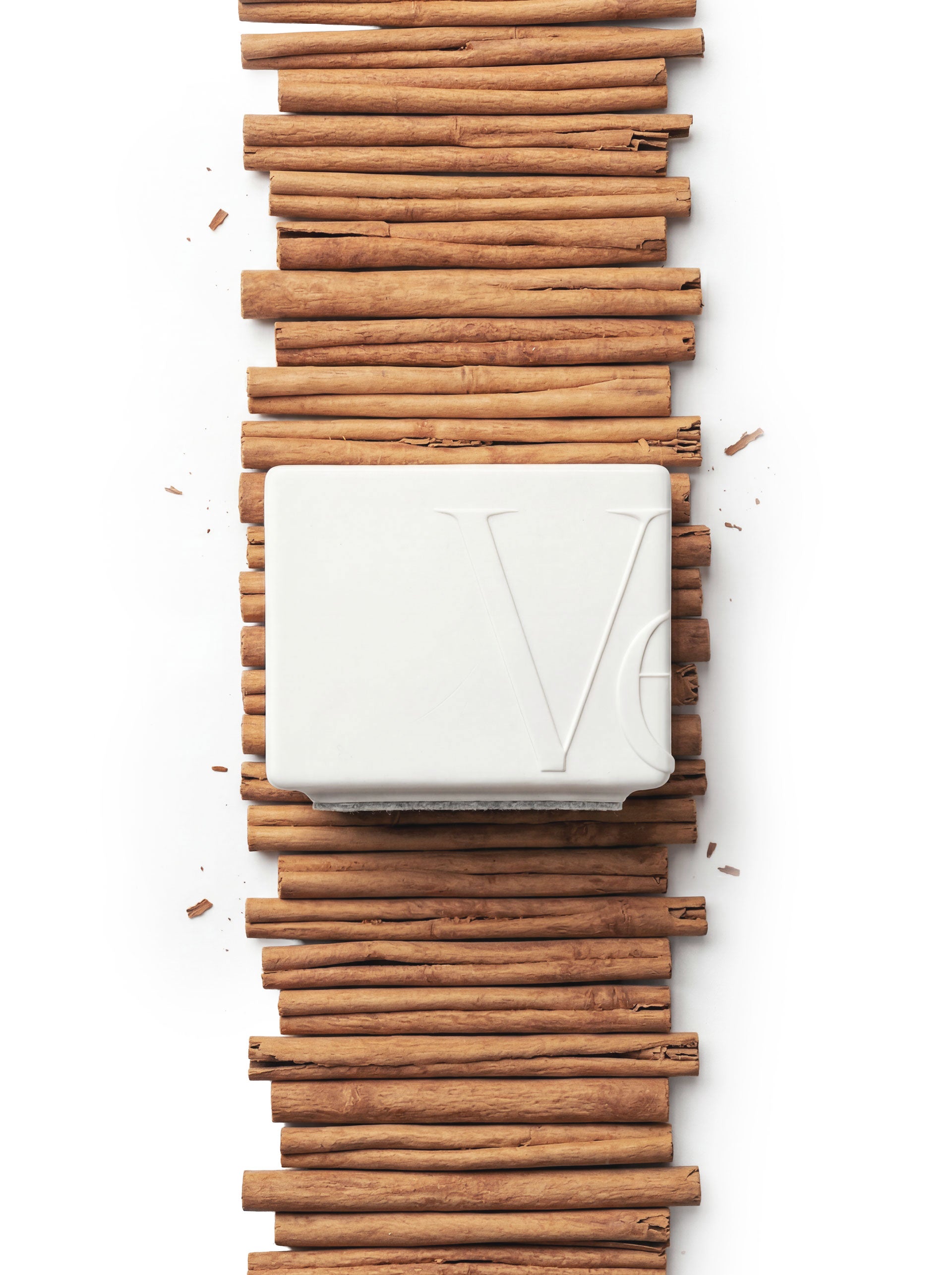 Verba Cinnamon Hug niche scented candle with wooden wick — product photography