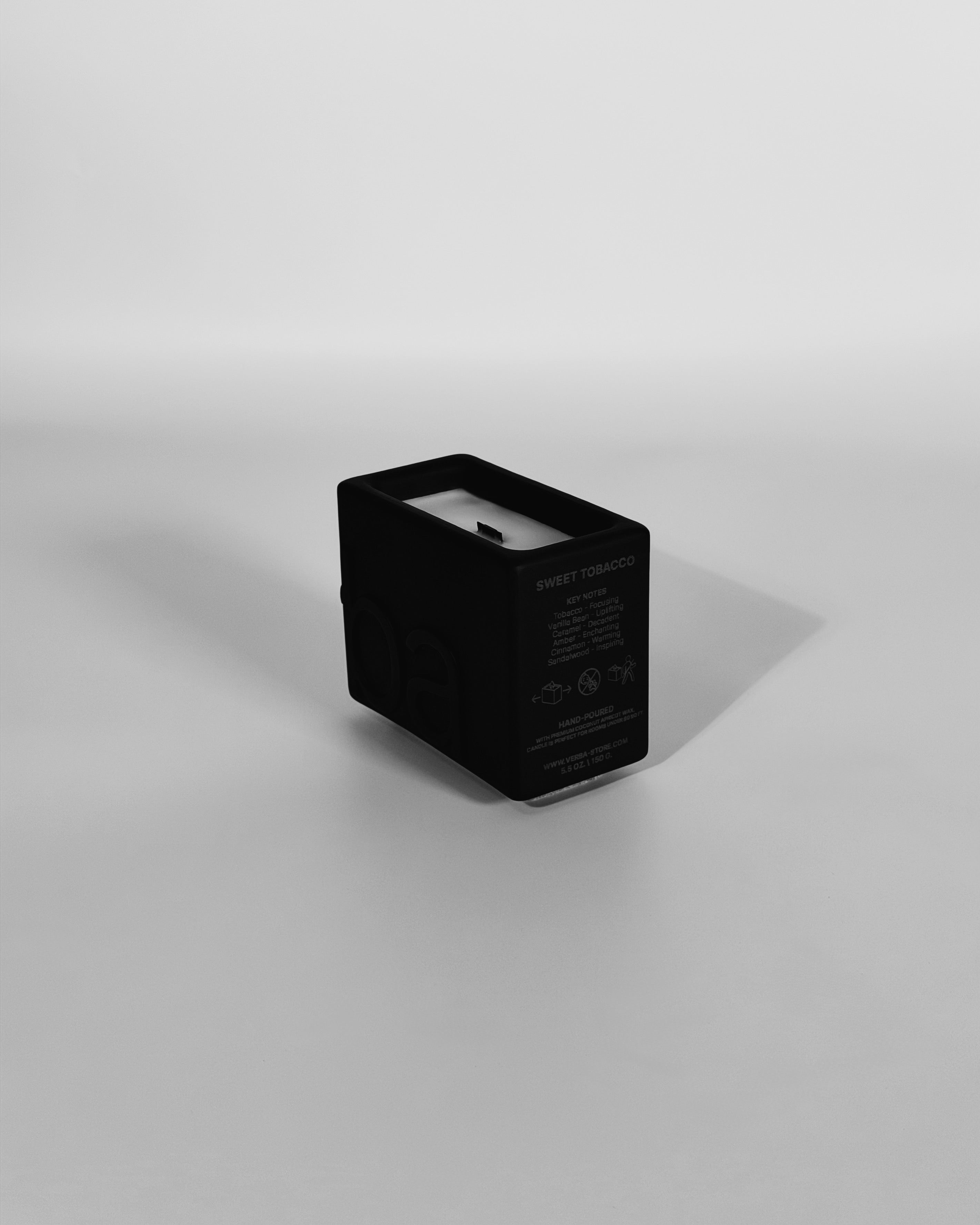 Hand-poured coconut-apricot wax tobacco candle – Verba Home Fragrance