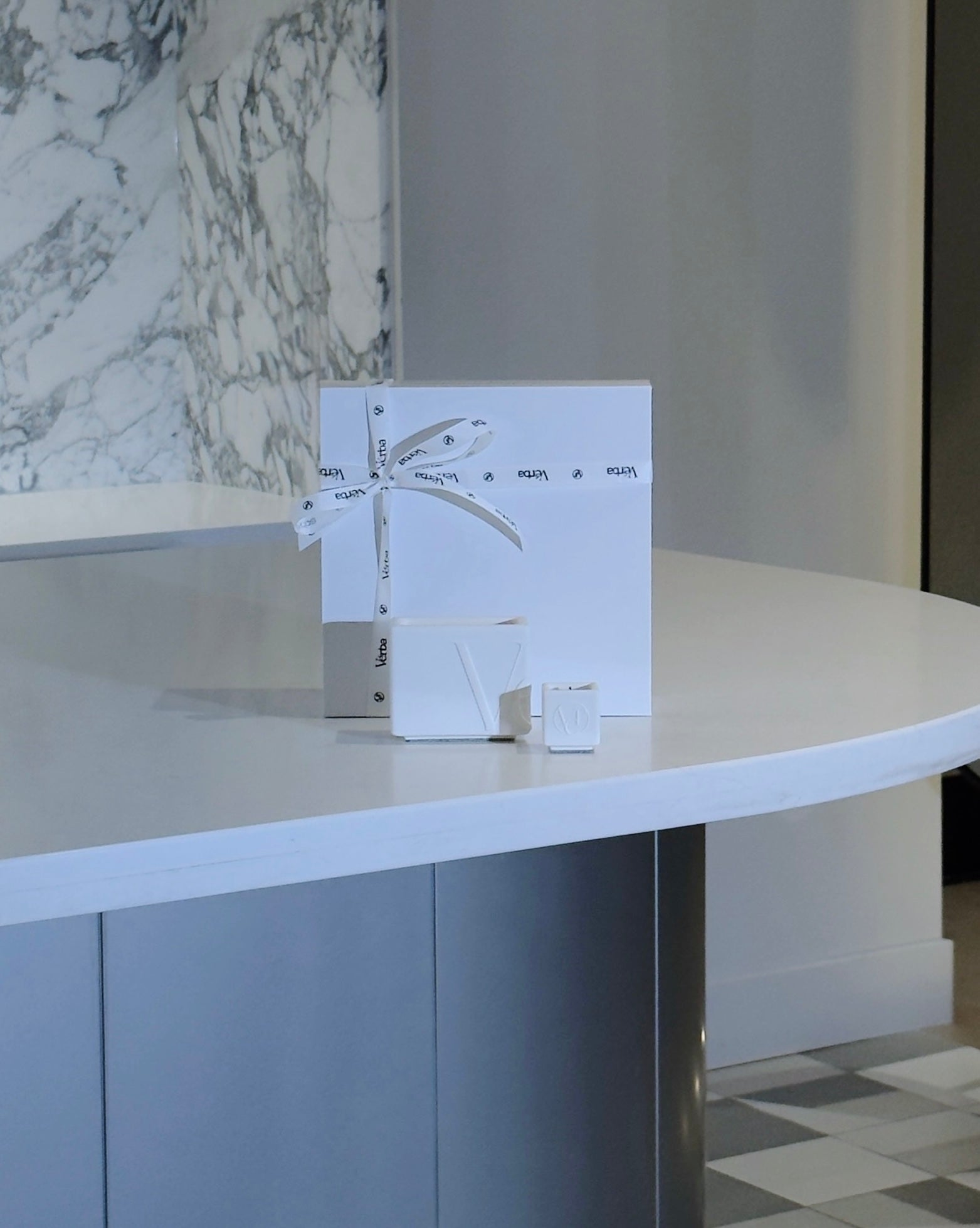 Hand-poured white leather candle in gift box – Verba Canada