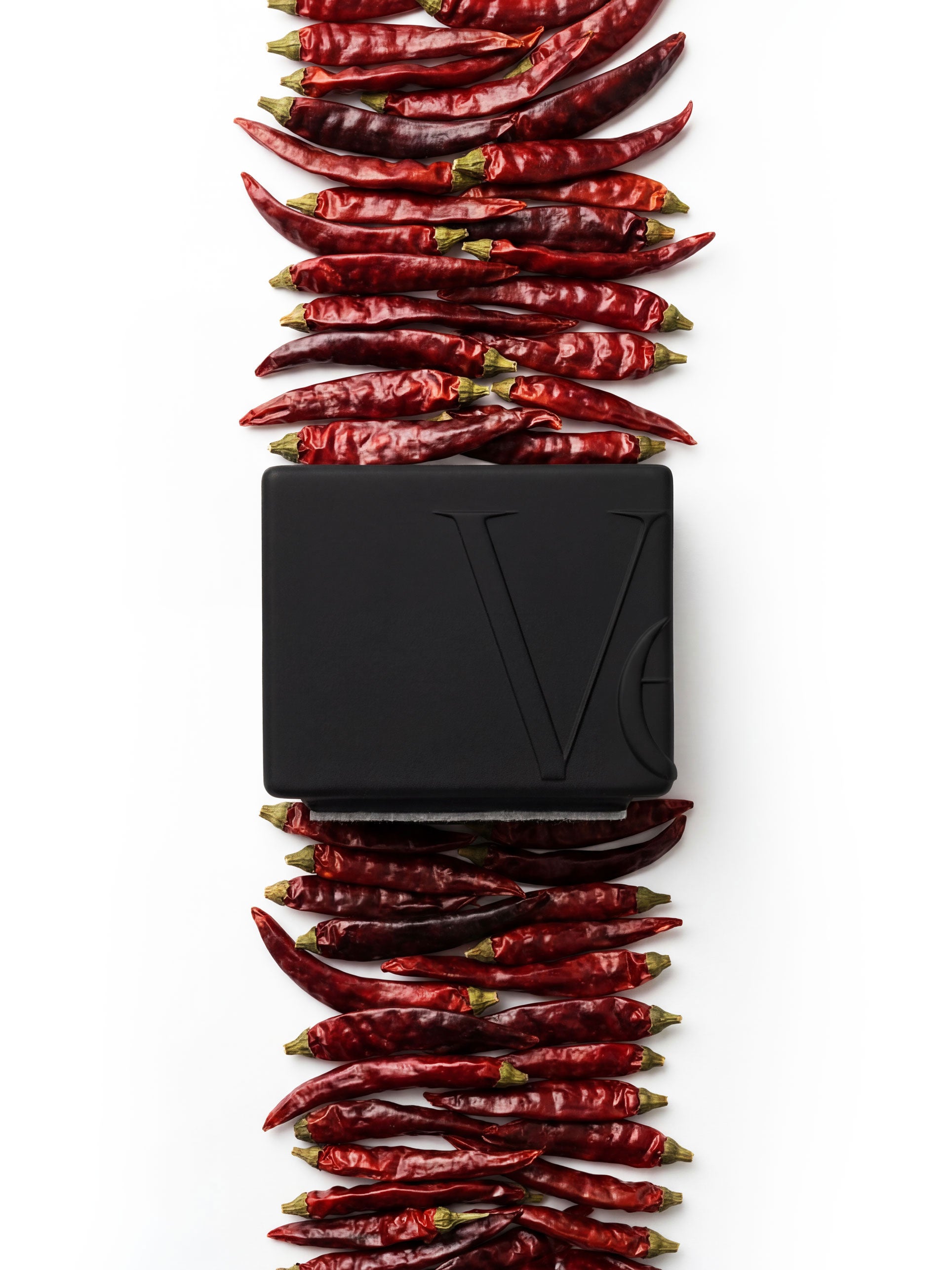 Verba Oud Péché niche scented candle with wooden wick — product photography